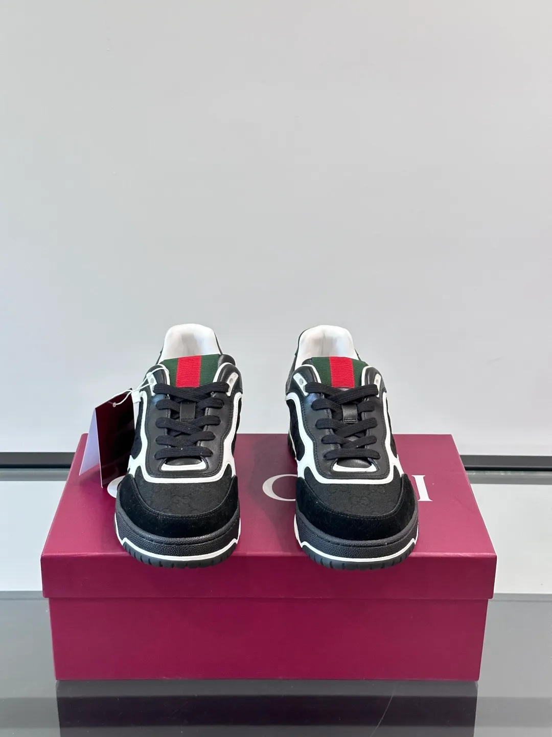 Men's Men's Shoes 💰480 [New Style] 🦨🦨Gucci 𝐆𝐮𝐜𝐜𝐢 𝐑𝐞-𝐖𝐞𝐛 As a sneaker created by Sabato De Sarno for Gucci, the Re-Web series reinterprets the brand's classic stripes, with bold and unique details to set off a modern silhouette design. These shoes are crafted from white leather. This new sneaker is ingeniously decorated with many of the brand's classic details, and is equipped with a bright red and green webbing tongue, which will make people fall in love at first sight. White leather has been specially treated to be soft and shiny, with an embossed grained texture. Script Gucci logo and Interlocking G web label with Interlocking G and script Gucci logo. Rubber outsole with Interlocking G detail eyelets. Web tongue. Size: Female 35-40 (Female 41, 42 customized). Male 38-44 (45, 46 customized)